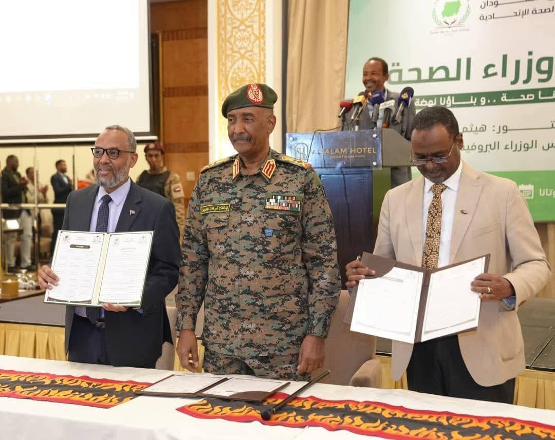 البرهان يقدم إعتذاراً للأطباء ويشيد بدور الكوادر الصحية