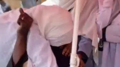 طالبة سودانية تفاجئ والدتها التي تعمل “بائعة شاي” وتذهب للإحتفال معها بنجاحها بمكان عملها