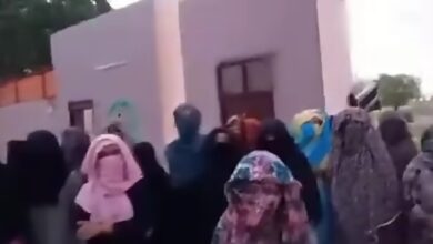 وقفة إحتجاجية لطالبات بداخلية بمدينة كوستي بعد حـ ـوادث اقتحام متكررة