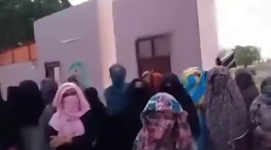 وقفة إحتجاجية لطالبات بداخلية بمدينة كوستي بعد حـ ـوادث اقتحام متكررة