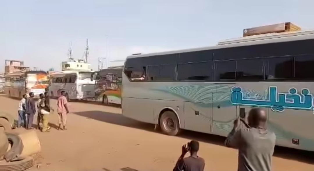 الخرطوم تستقبل 23 باصاً في أكبر قافلة عودة طوعية من مصر
