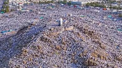 حجاج بيت الله يتوافدون إلى صعيد عرفات لأداء ركن الحج الأعظم