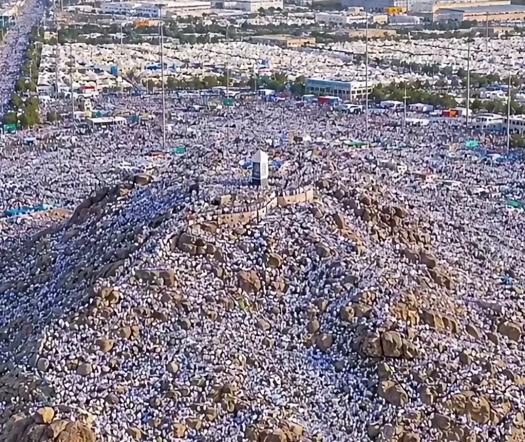 حجاج بيت الله يتوافدون إلى صعيد عرفات لأداء ركن الحج الأعظم