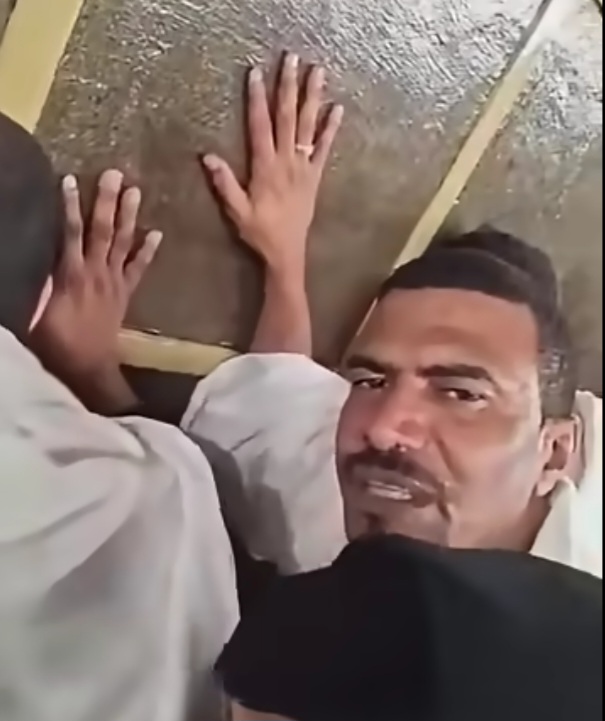 السافنا يؤدي مناسك الحج ويدعو أمام الكعبة