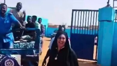 الفنانة عشة الجبل تحتفل مع الشرطة بعد القبض على عصابة نهبتها