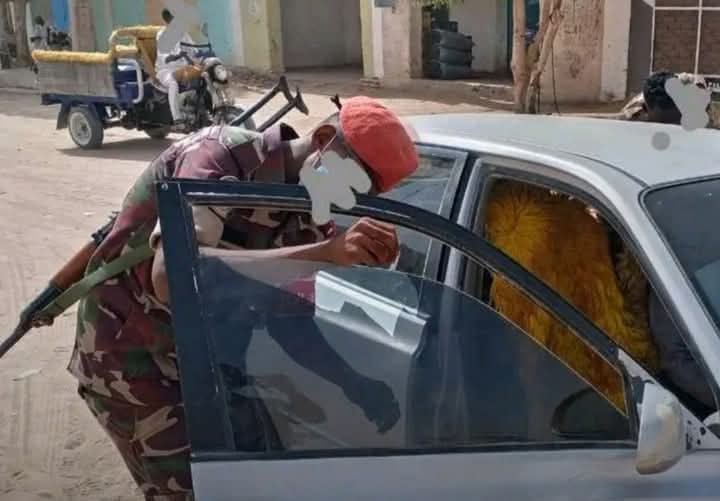 حملة أمنية واسعة بالدبة لتفتيش المركبات والدراجات وفحص الأوراق الثبوتية