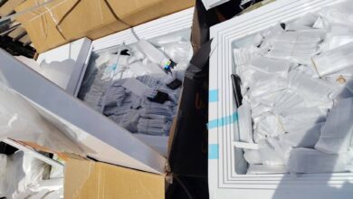 ضبط (6000) هاتف محمول مخبأة داخل ثلاجتين