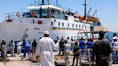 الباخرة “سيناء” تنقل مئات العائدين السودانيين من مصر إلى وادي حلفا