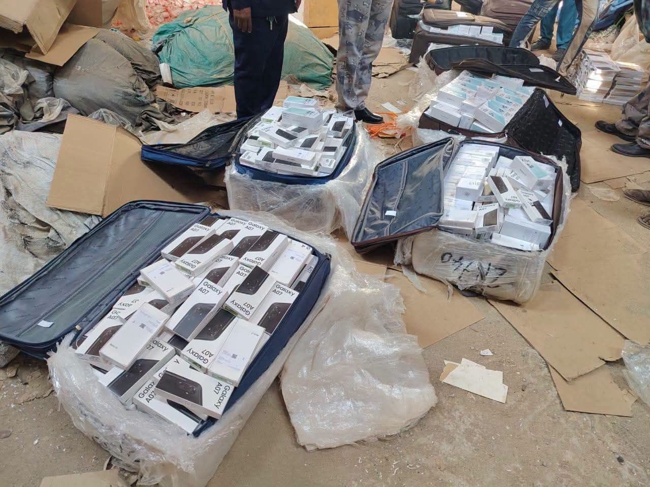 الجمارك تحبط تهريب 1759 هاتف  و25 جهاز ستارلينك