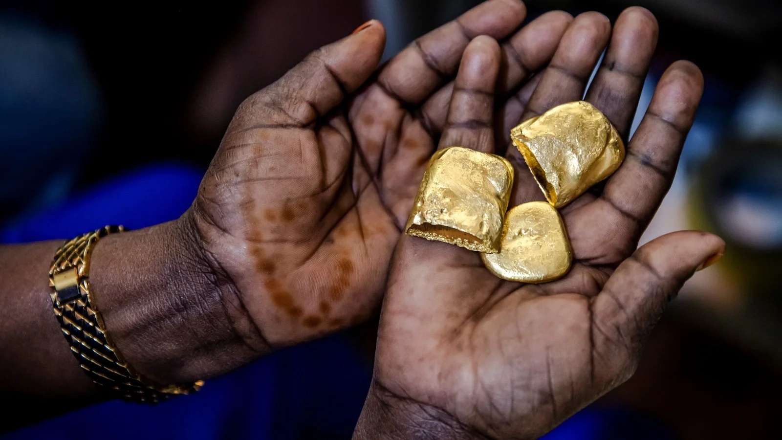 بنك السودان يفتح الباب أمام مصدري الذهب بقرارات غير مسبوقة