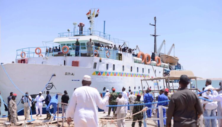 مواطنين من جنوب السودان يثيرون أزمة عند ركوبهم الباخرة سيناء المخصصة لنقل السودانيين