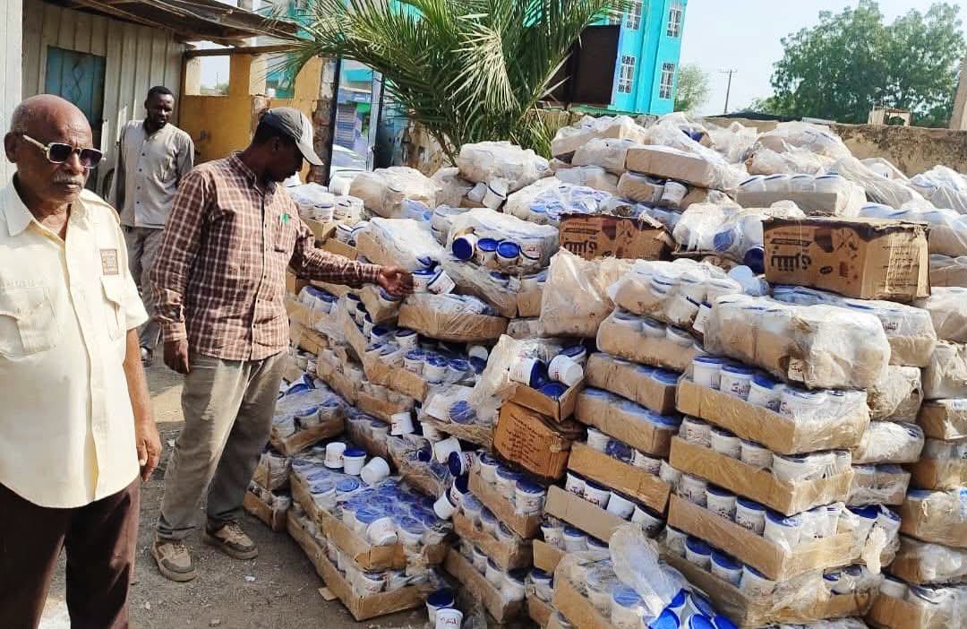 موقف نادر.. تاجر يسلم 3000 كرتونة صابون منتهية الصلاحية للمواصفات