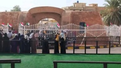 سـ ـرقة النجيل الصناعي من بوابة عبد القيوم الأثرية بأم درمان