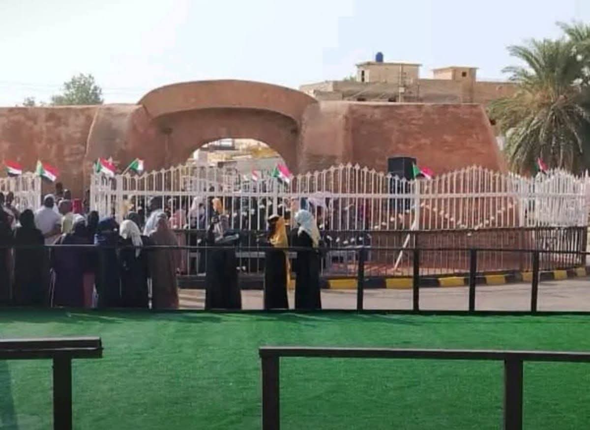 سـ ـرقة النجيل الصناعي من بوابة عبد القيوم الأثرية بأم درمان