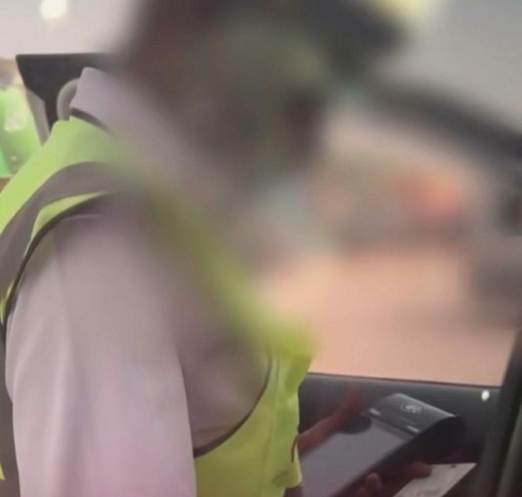 شرطة المرور تتخذ إجراءات قانونية ضد شرطي وسائق مركبة بسبب “كسرة”