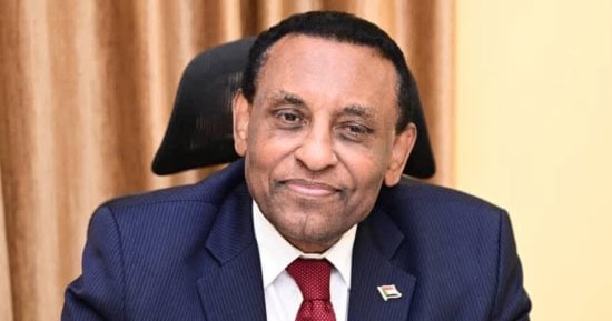 رئيس الوزراء يوقف التعيينات والنقل والانتداب في المؤسسات الحكومية بالسودان