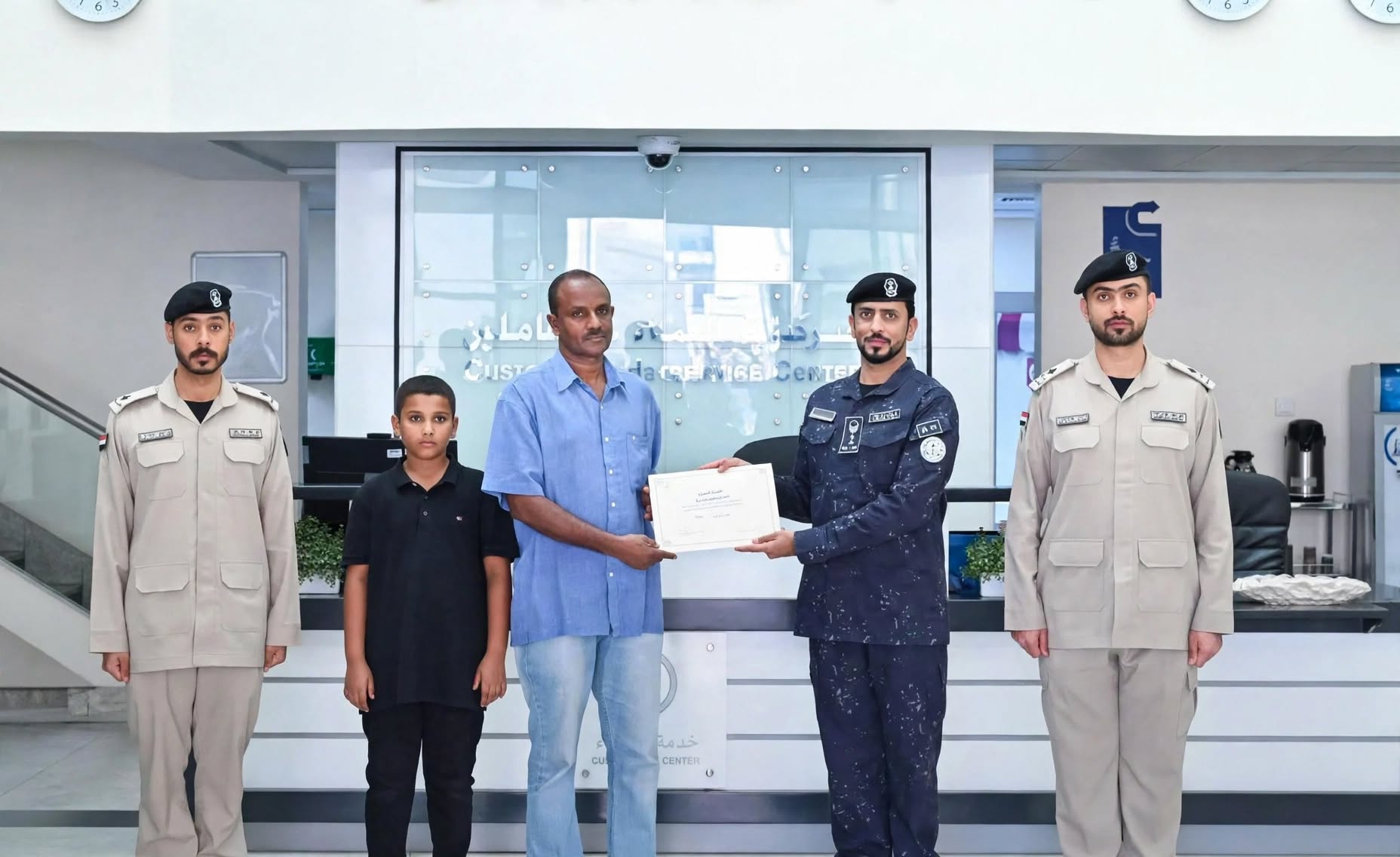 شرطة الشارقة تكرم سوداني يعثر على 85 ألف درهم ويعيدها لصاحبها