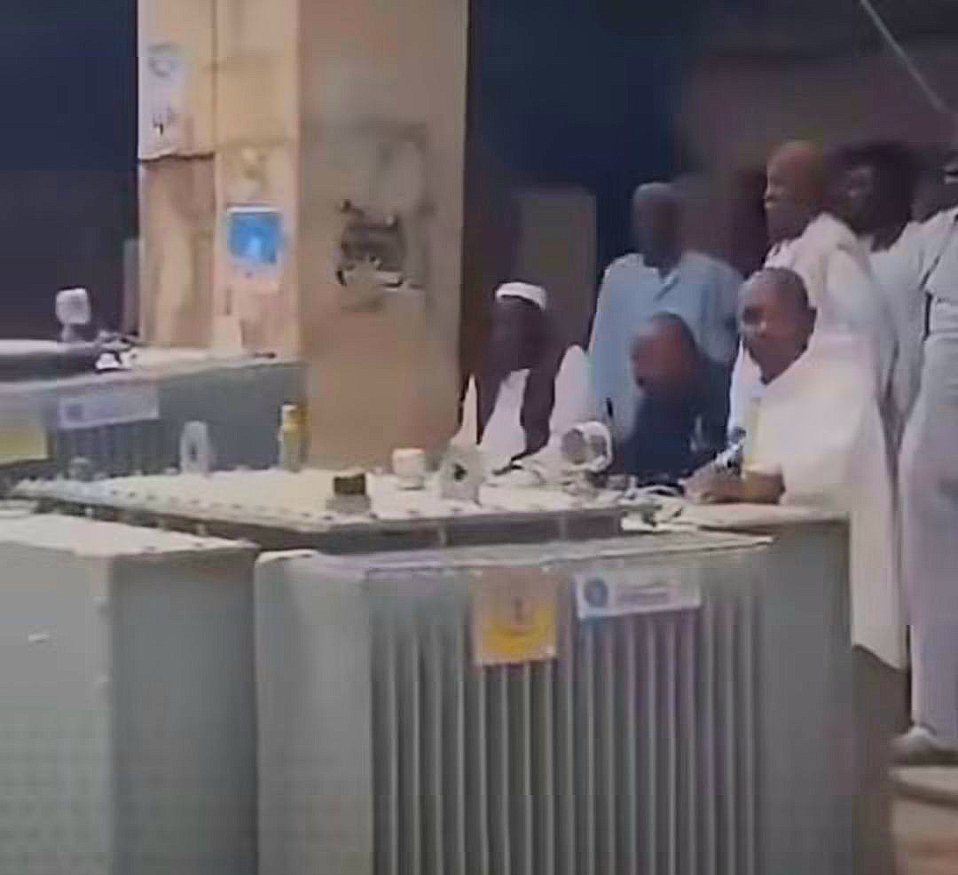وصول محولات الكهرباء إلى عمارة الذهب بالخرطوم