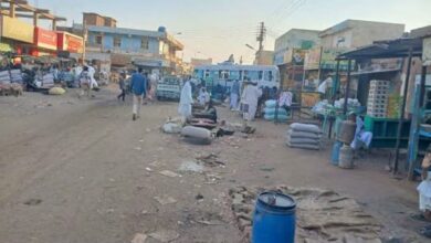 شلل يضرب الأسواق السودانية مع قفزة الدولار لمستويات قياسية