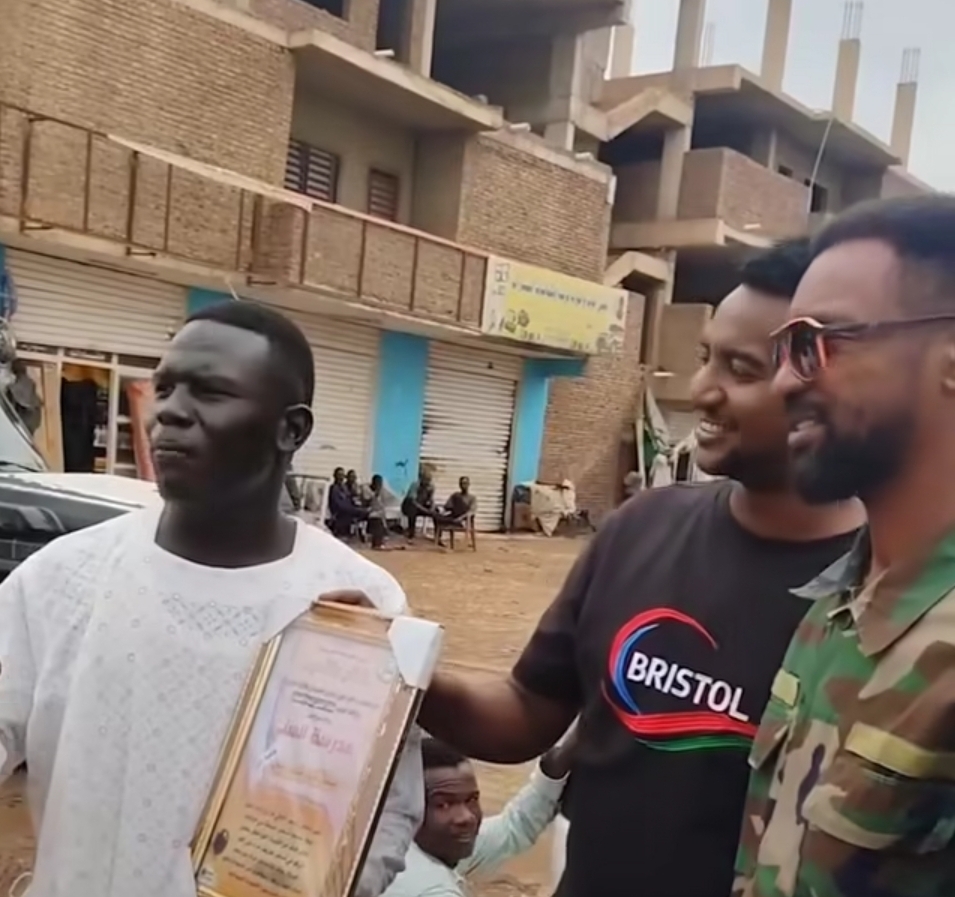 تكريم بائع مياه بـ”الكارو” احتفاءً بنجاحه في الشهادة السودانية