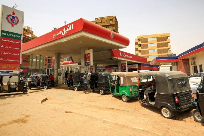 الدولار والوقود يضغطان على الاقتصاد السوداني