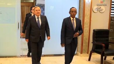 لجنة الحوار السوداني تستقبل نبيل فهمي بمقرها في الخرطوم